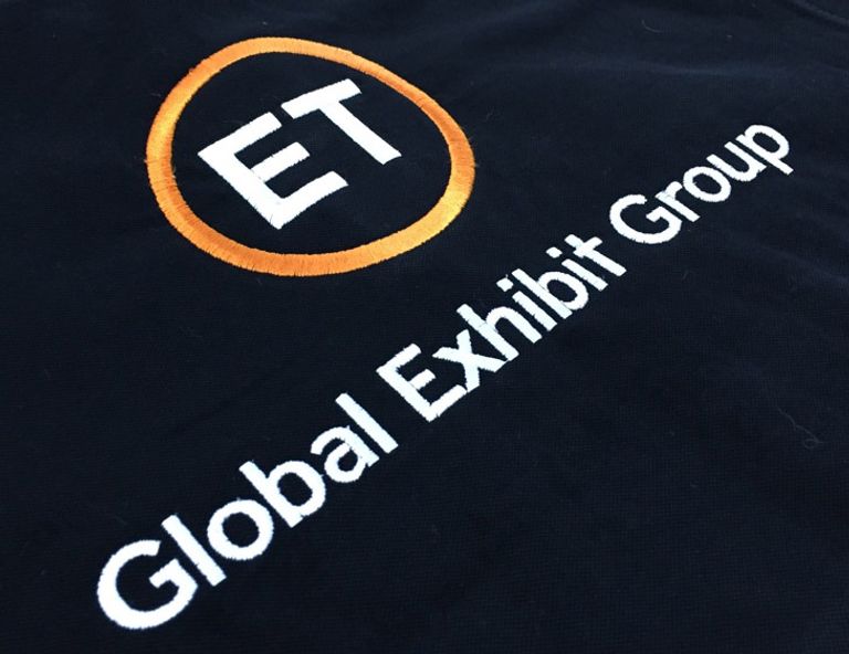 Vollständige Ansicht des gestickten Logos der 'ET Global Exhibit Group Frankfurt am Main'