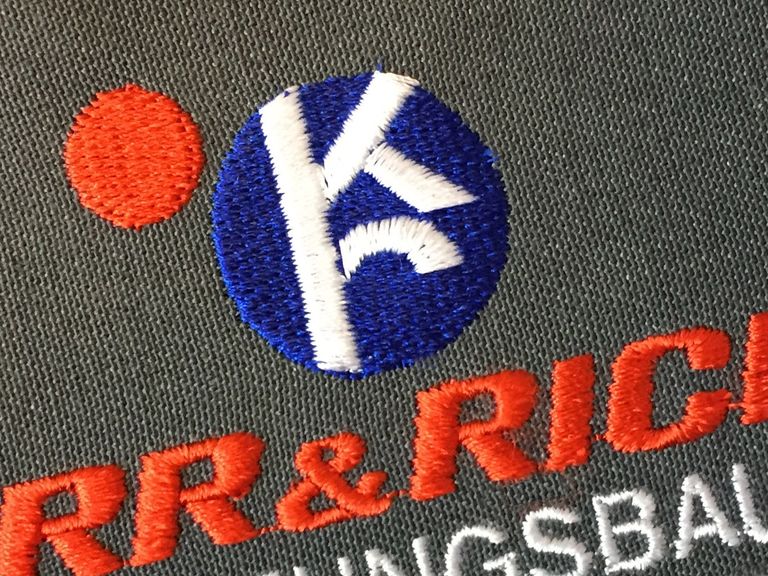 Detailaufnahme der Logo-Stickerei für Knorr & Richter Heizungsbau
