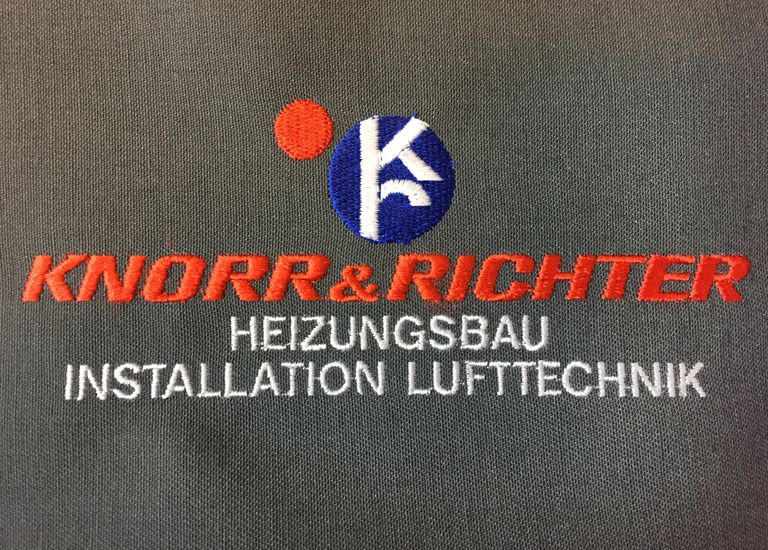 Vollständige Ansicht der Logo-Stickerei für 'Knorr & Richter Heizungsbau Installation Lufttechnik Kahl am Main'