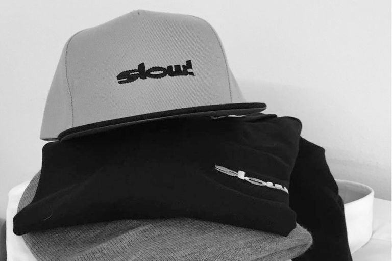 Kleidungsstücke mit der Stickerei 'Slow'